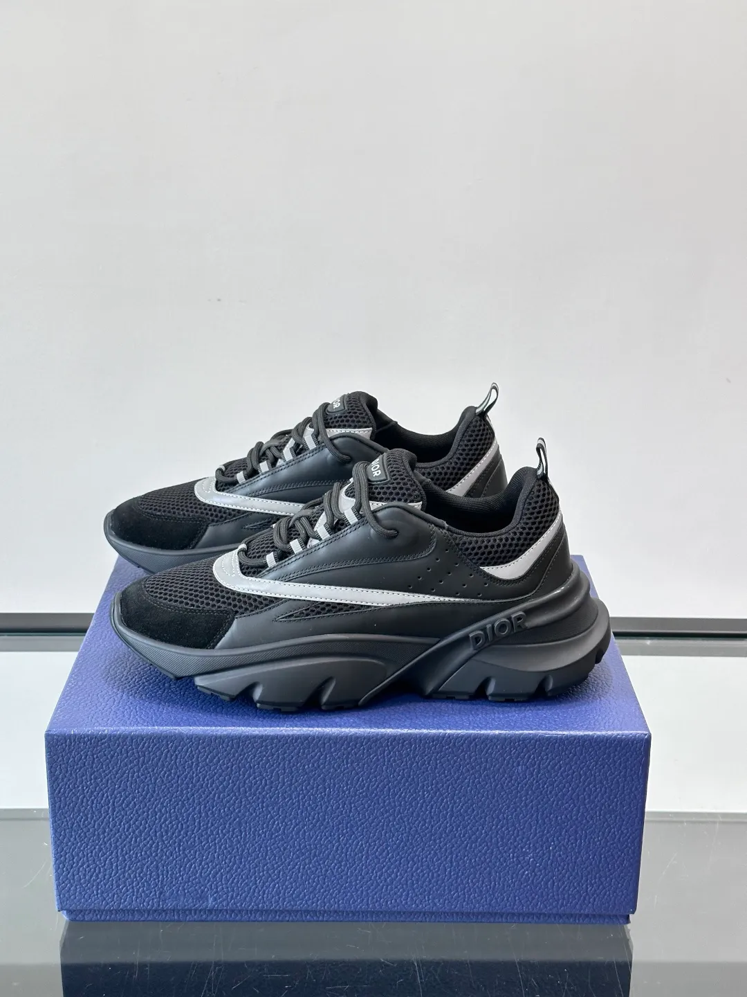 Men's shoes 💰p520 "Dior" B22 retro jogging shoes, inspired by classic jogging shoes, low-top thick sole design, cow leather + mesh fabric splicing, perfect texture and breathable. The black and white engraved rubber sole has great grip and comfort, and is OK for daily wear or sports! There is an embossed "CD" logo on the side of the shoe, which is low-key and recognizable. Rich colors, black and white, gray and blue, etc., versatile and fashionable, loved by European and American hip-hop circles and bloggers, a must-have for trendy wear size: 39-44 (customized at 45.46)